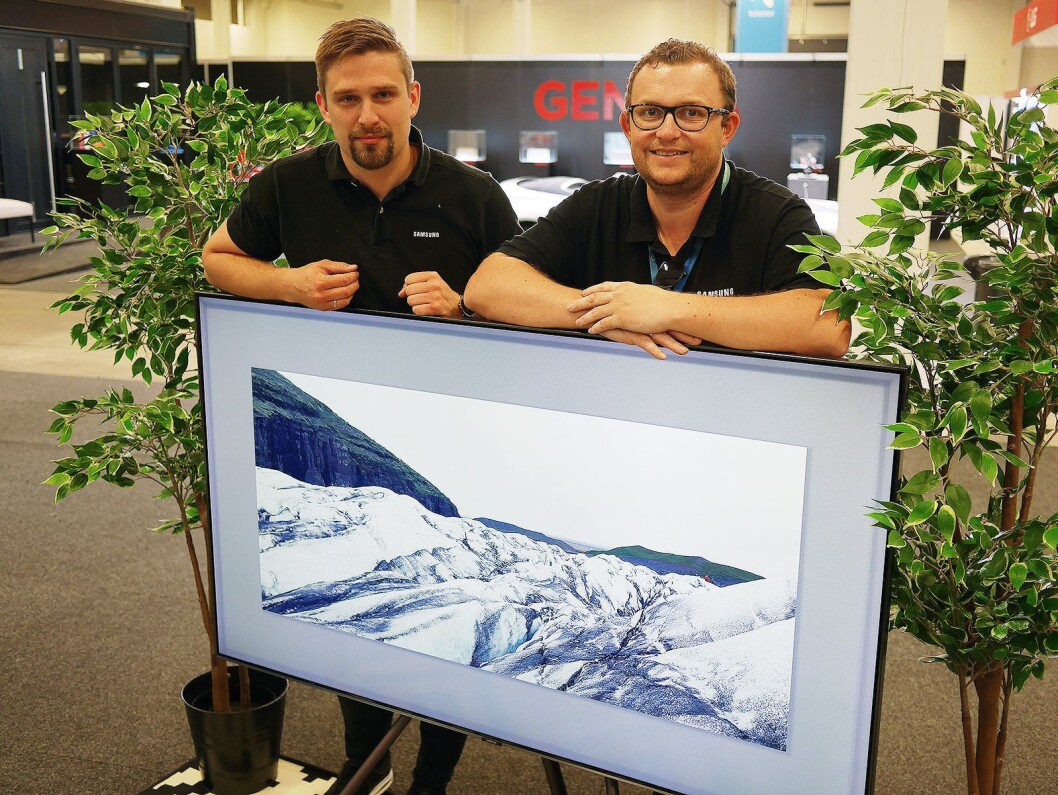 Magnus Ringø (t. v.) og Knut-Eirik Rørnes i Samsung med deres Q9FN på 65 tommer. Pris: 40.000,- Foto: Stian Sønsteng. Magnus Ringø (t. v.) og Knut-Eirik Rørnes i Samsung med deres Q9FN på 65 tommer. Pris: 40.000,- Foto: Stian Sønsteng.