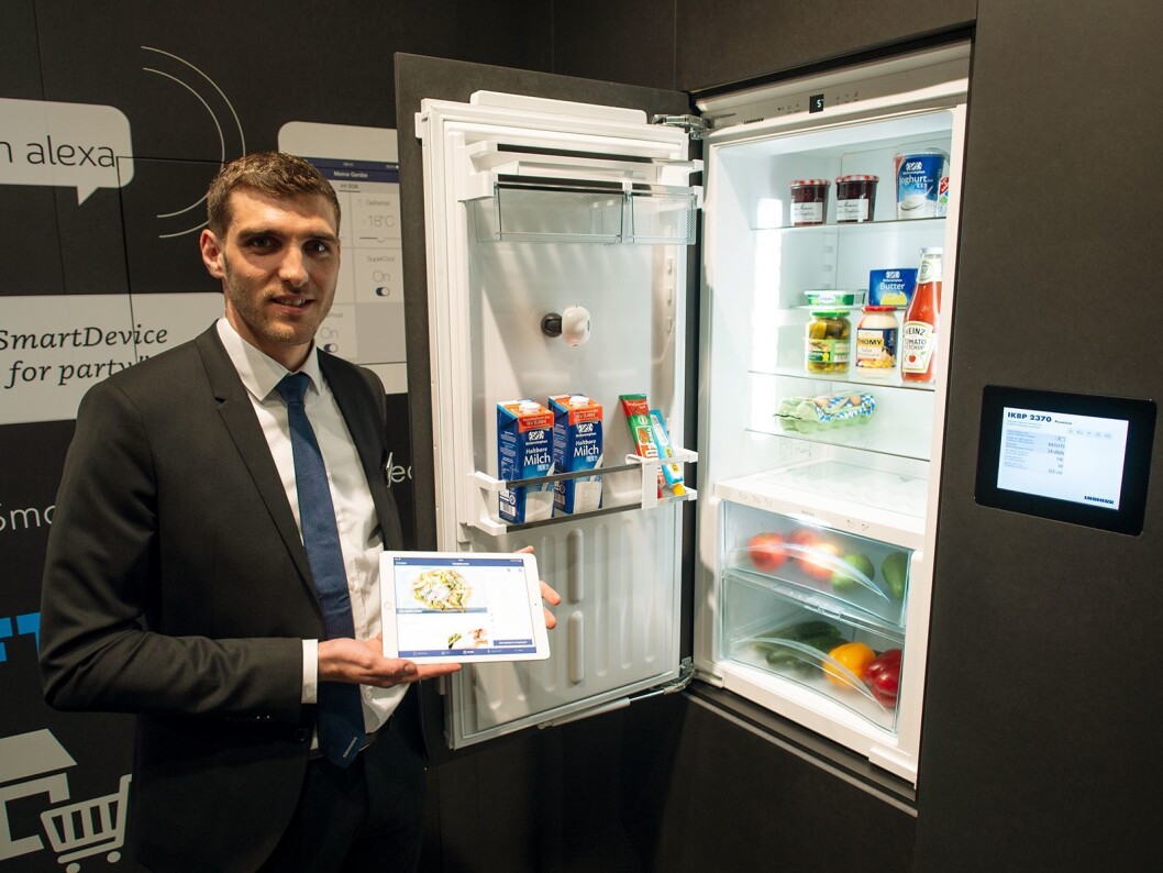Tobias Stövken i Liebherr viser selskapets SmartDevice-app og kamera. Foto: Ola Larsson Tobias Stövken i Liebherr viser selskapets SmartDevice-app og kamera. Foto: Ola Larsson