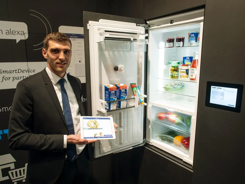 Tobias Stövken i Liebherr viser selskapets SmartDevice-app og kamera. Foto: Ola Larsson Tobias Stövken i Liebherr viser selskapets SmartDevice-app og kamera. Foto: Ola Larsson