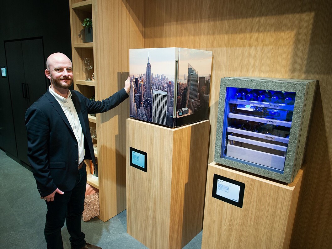 Anders Rosenkrans Gjedsted i Witt ved Liebherr MyStyle, som har ubegrensede designmuligheter. Foto: Ola Larsson. Anders Rosenkrans Gjedsted i Witt ved Liebherr MyStyle, som har ubegrensede designmuligheter. Foto: Ola Larsson.