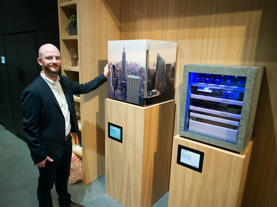 Anders Rosenkrans Gjedsted i Witt ved Liebherr MyStyle, som har ubegrensede designmuligheter. Foto: Ola Larsson. Anders Rosenkrans Gjedsted i Witt ved Liebherr MyStyle, som har ubegrensede designmuligheter. Foto: Ola Larsson.