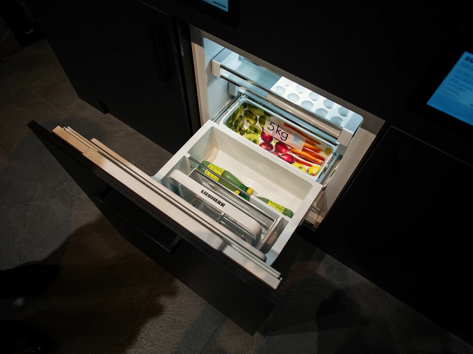 Liebherr UIKo 1560 er et kjøleskap med LiftUp-Box, som løfter seg når døren åpner og har plass til fem kilo matvarer. Foto: Ola Larsson.