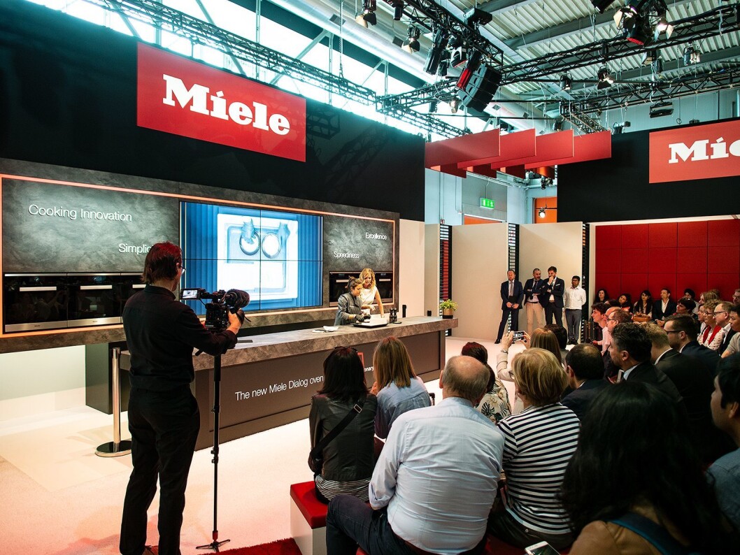 Miele Dialog-ovnen ble demonstrert av en kokk og en moderator, som blant annet viste fram at teknologien lar deg tilberede en fisk inne i en isblokk. Foto: Ola Larsson Miele Dialog-ovnen ble demonstrert av en kokk og en moderator, som blant annet viste fram at teknologien lar deg tilberede en fisk inne i en isblokk. Foto: Ola Larsson