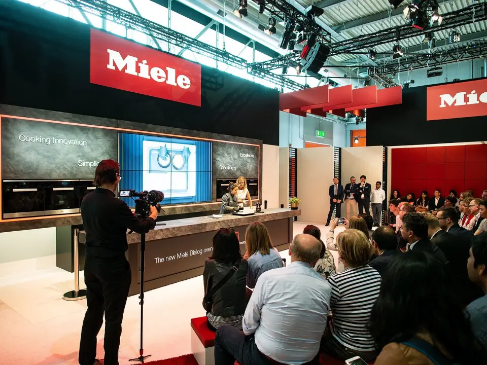 Miele Dialog-ovnen ble demonstrert av en kokk og en moderator, som blant annet viste fram at teknologien lar deg tilberede en fisk inne i en isblokk. Foto: Ola Larsson Miele Dialog-ovnen ble demonstrert av en kokk og en moderator, som blant annet viste fram at teknologien lar deg tilberede en fisk inne i en isblokk. Foto: Ola Larsson