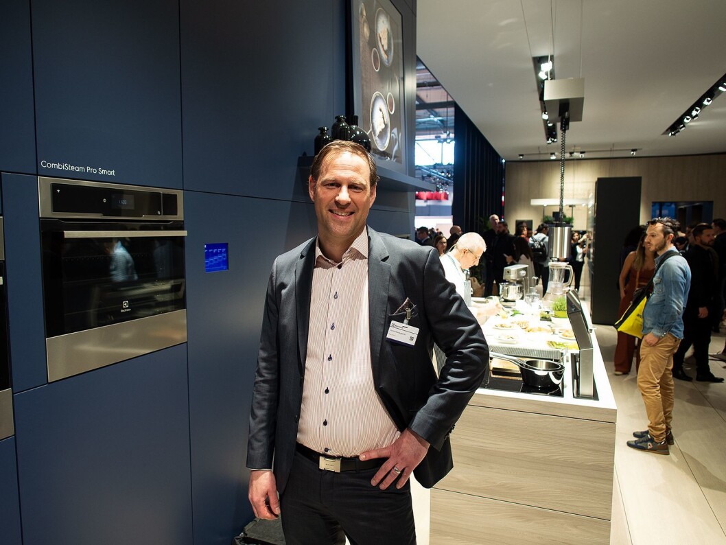 David Reutergårdh på EuroCucina 2018, ved en av selskapets nye kombiovner med wifi. Foto: Ola Larsson David Reutergårdh på EuroCucina 2018, ved en av selskapets nye kombiovner med wifi. Foto: Ola Larsson