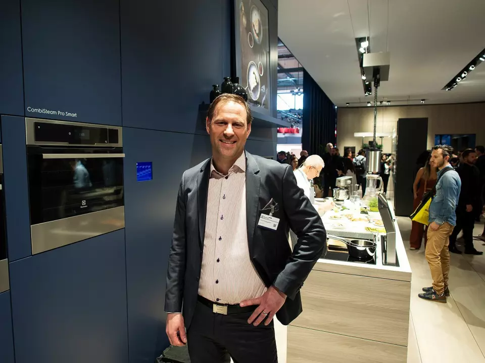 David Reutergårdh på EuroCucina 2018, ved en av selskapets nye kombiovner med wifi. Foto: Ola Larsson