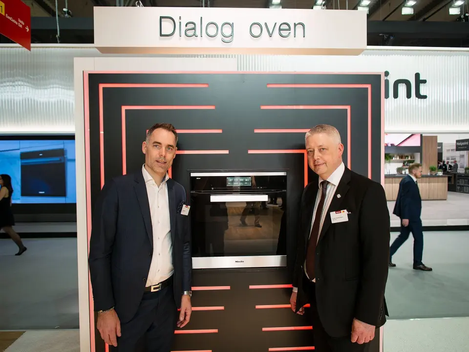 Produktsjef Mikael Gefvert og distriktssjef Anders Nordenstrand i Miele, viser fram selskapets store nyhet, Dialog-ovnen. Foto: Ola Larsson. Produktsjef Mikael Gefvert og distriktssjef Anders Nordenstrand i Miele, viser fram selskapets store nyhet, Dialog-ovnen. Foto: Ola Larsson.