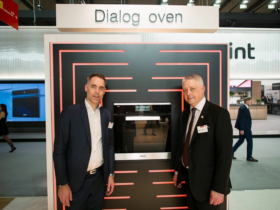 Produktsjef Mikael Gefvert og distriktssjef Anders Nordenstrand i Miele, viser fram selskapets store nyhet, Dialog-ovnen. Foto: Ola Larsson.