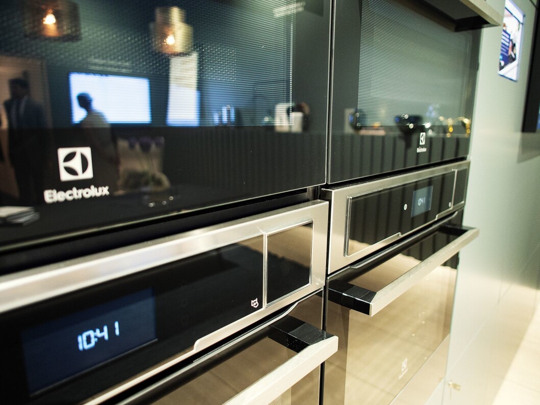Electrolux viste på EuroCucina 2018 hvordan deres nye hengsler (til høyre i bildet) gjør at produktene kan plasseres tettere. Foto: Ola Larsson Electrolux viste på EuroCucina 2018 hvordan deres nye hengsler (til høyre i bildet) gjør at produktene kan plasseres tettere. Foto: Ola Larsson
