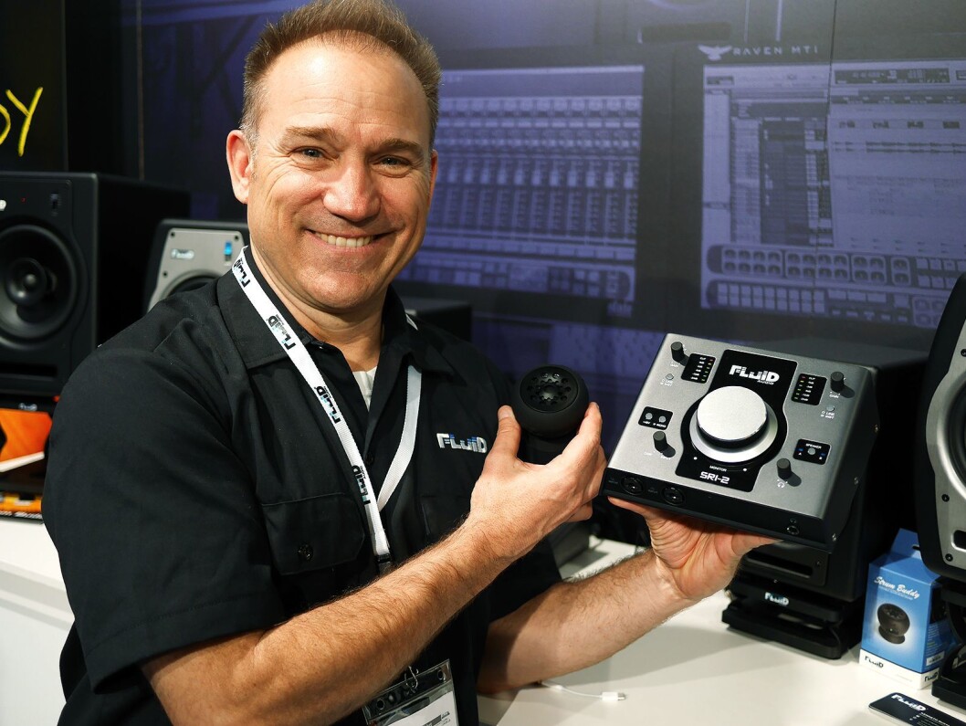 Kevin Zuccaro i Fluid Audio med lydkortet SRI-2 og den nye heavy metal-versjonen av Strum Buddy. Foto: Stian Sønsteng Kevin Zuccaro i Fluid Audio med lydkortet SRI-2 og den nye heavy metal-versjonen av Strum Buddy. Foto: Stian Sønsteng
