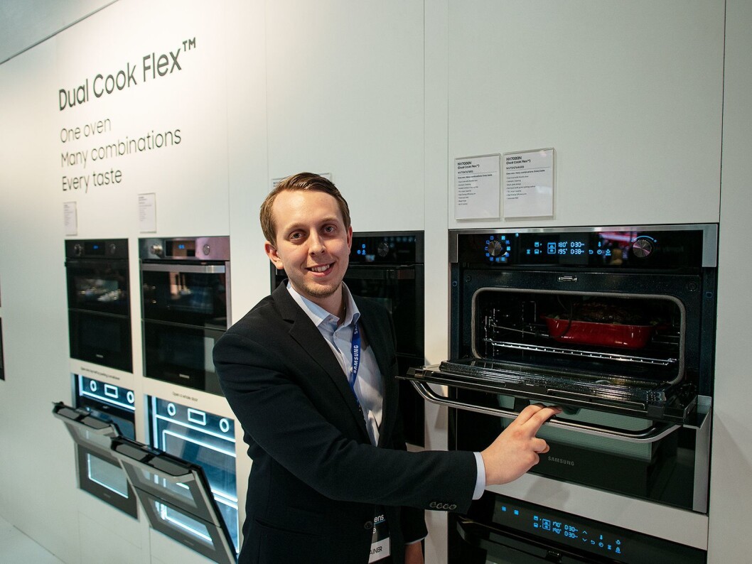 Mathias Johansson, nordisk trenings- og kommunikasjonsansvarlig for hvitevarer hos Samsung, viser fram den nye dobbelovnen Dual Cook Flex. Foto: Ola Larsson Mathias Johansson, nordisk trenings- og kommunikasjonsansvarlig for hvitevarer hos Samsung, viser fram den nye dobbelovnen Dual Cook Flex. Foto: Ola Larsson