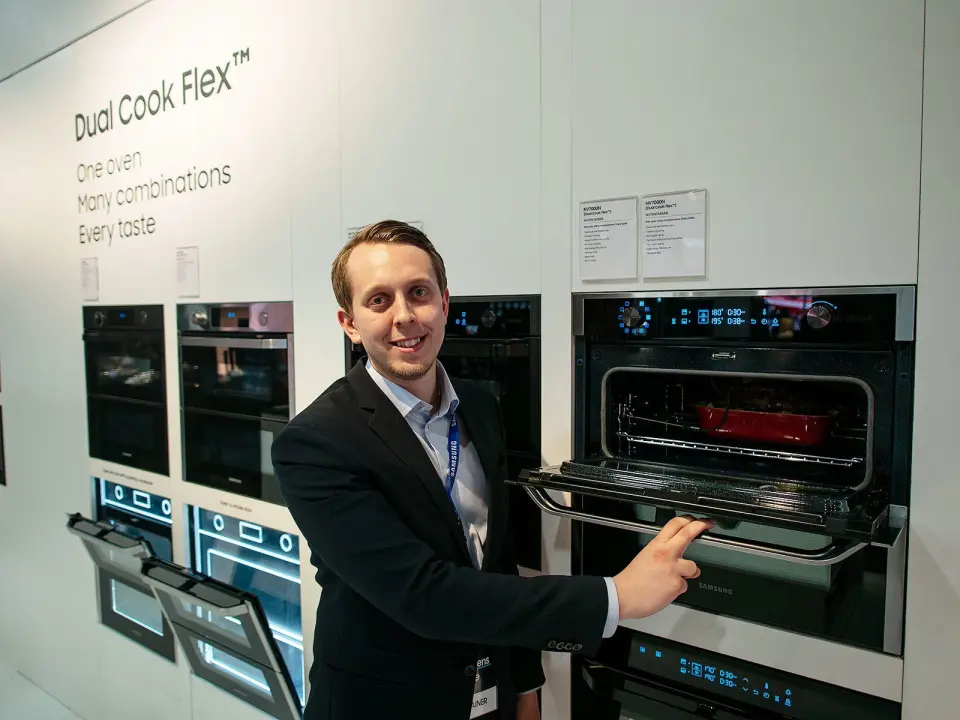 Mathias Johansson, nordisk trenings- og kommunikasjonsansvarlig for hvitevarer hos Samsung, viser fram den nye dobbelovnen Dual Cook Flex. Foto: Ola Larsson Mathias Johansson, nordisk trenings- og kommunikasjonsansvarlig for hvitevarer hos Samsung, viser fram den nye dobbelovnen Dual Cook Flex. Foto: Ola Larsson