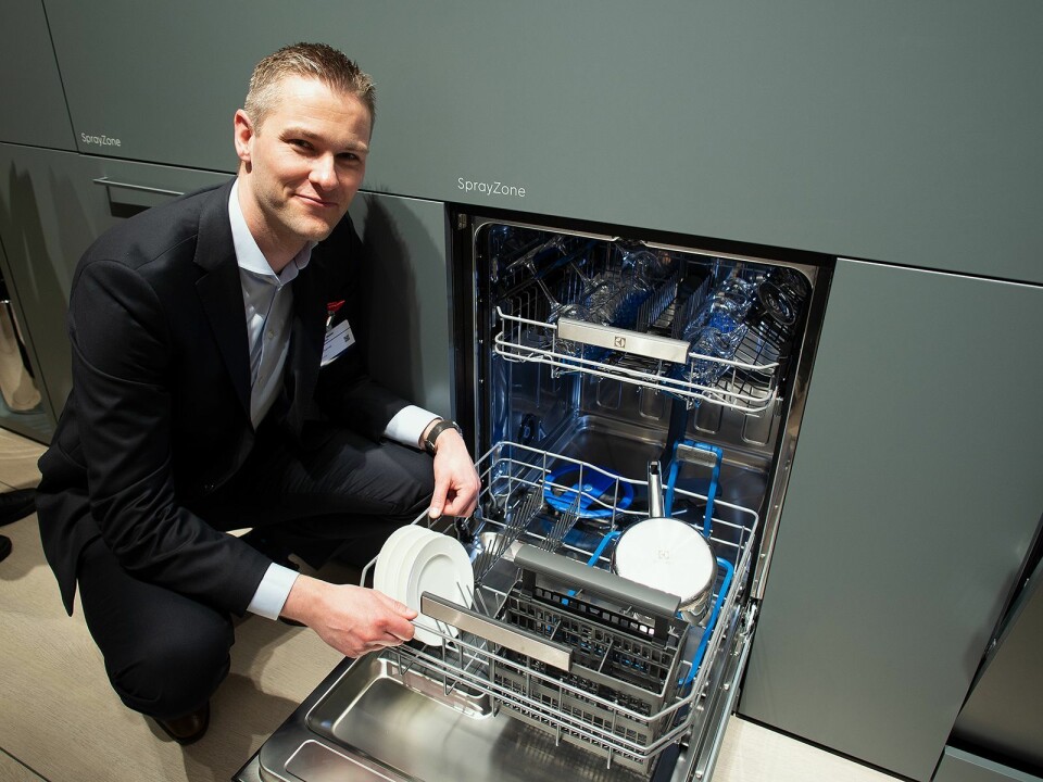 Carl Scharmer viser fram en ny oppvaskmaskin med SprayZone. Foto: Ola Larsson.