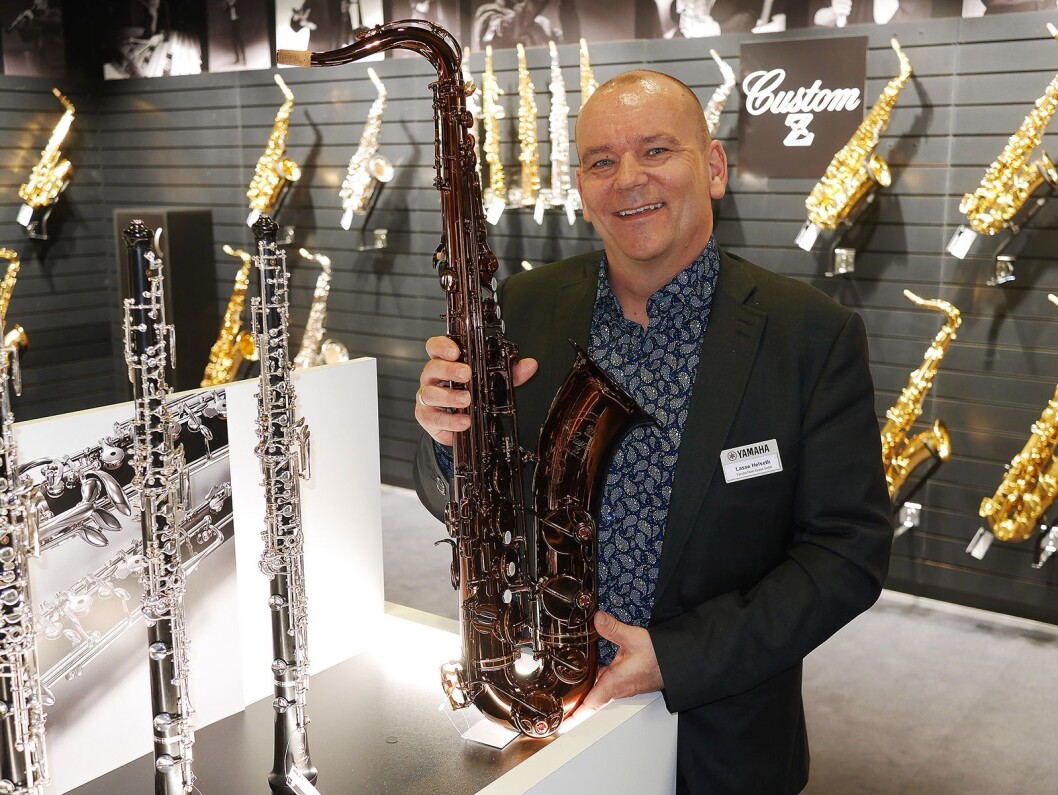 Skandinavisk produktsjef for blås- og orkesterinstrument, Lasse Thing Helseth, med tenorsaksofonen Yamaha 82Z. Pris: 50.000,- Foto: Stian Sønsteng Skandinavisk produktsjef for blås- og orkesterinstrument, Lasse Thing Helseth, med tenorsaksofonen Yamaha 82Z. Pris: 50.000,- Foto: Stian Sønsteng