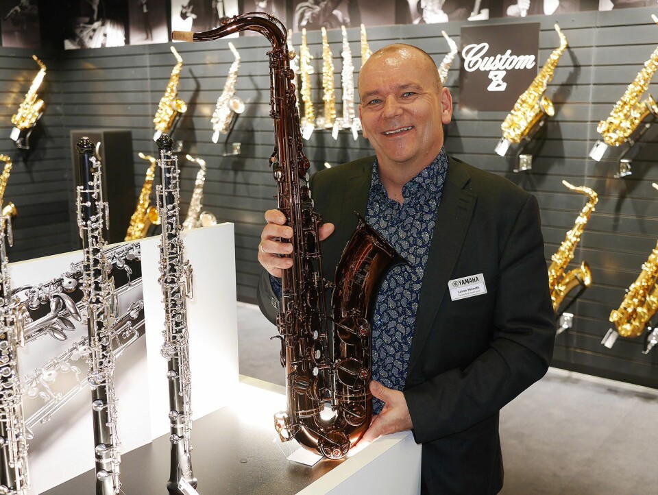 Skandinavisk produktsjef for blås- og orkesterinstrument, Lasse Thing Helseth, med tenorsaksofonen Yamaha 82Z. Pris: 50.000,- Foto: Stian Sønsteng