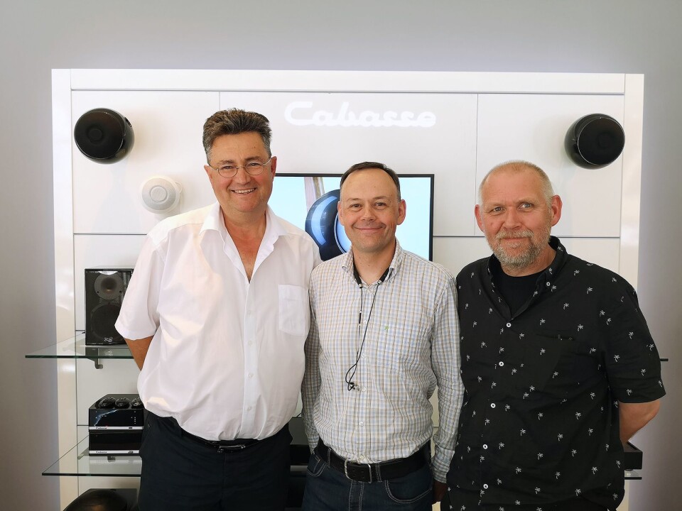 Global salgs- og markedssjef Christophe Cabasse, Monos salgs- og markedssjef Jarle Ruud og Simen Bjerkestrand, produktansvarlig i Mono med et utvalg av Cabasse-produkter. Foto: Marte Ottemo