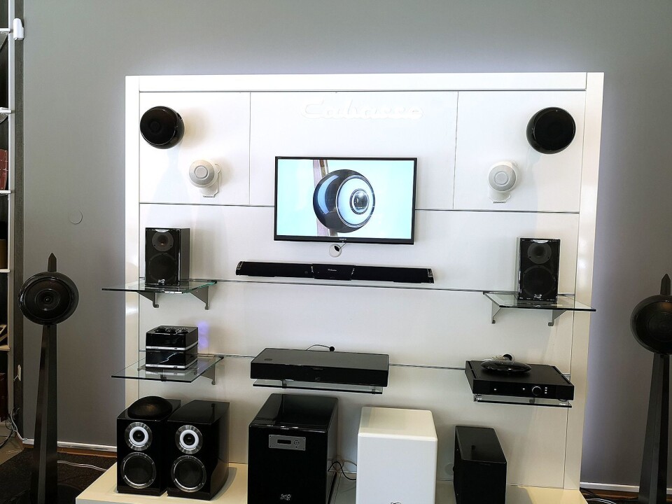 Mono har satt sammen en demovegg med Cabasse-produkter, for forhandlere som tar inn et bredt sortiment. Foto: Marte Ottemo.