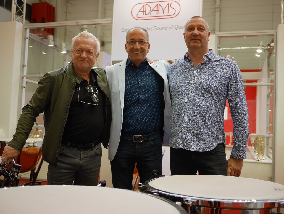 Frans Swinkels i Adams Musical Instruments flankert av Morten Belstad (t. v.) og Magne A. Iversen i Gitarhuset. Foto: Stian Sønsteng.