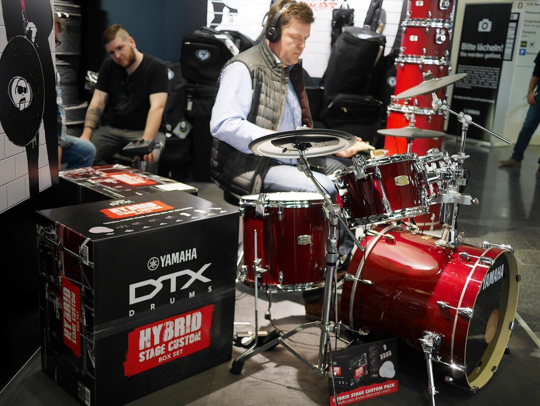 Hybridtrommesettet DTX Hybrid Stage Custom monteres på et akustisk trommesett. Pris: 13.000,- og 21.000,- (inkludert trommesett). Foto: Stian Sønsteng. Hybridtrommesettet DTX Hybrid Stage Custom monteres på et akustisk trommesett. Pris: 13.000,- og 21.000,- (inkludert trommesett). Foto: Stian Sønsteng.