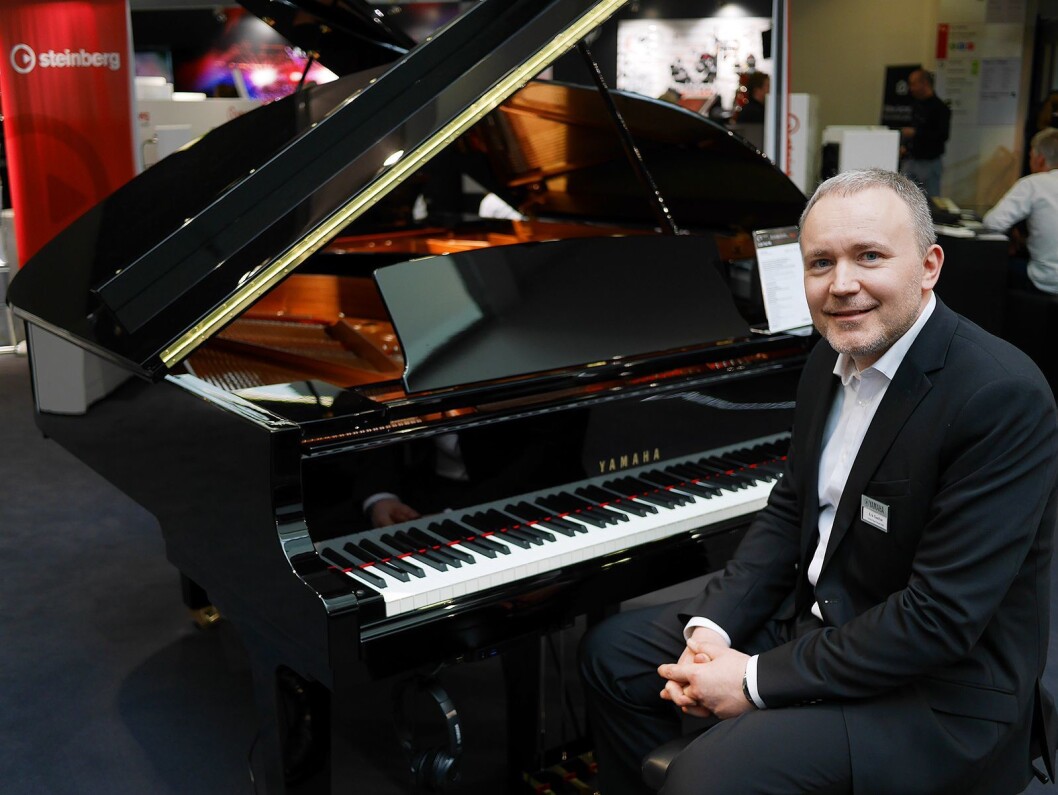 Erik Sæther, skandinavisk produktsjef for piano i Yamaha, med TransAcoustic-flygelet C3X. Pris: 390.000,- Foto: Stian Sønsteng. Erik Sæther, skandinavisk produktsjef for piano i Yamaha, med TransAcoustic-flygelet C3X. Pris: 390.000,- Foto: Stian Sønsteng.