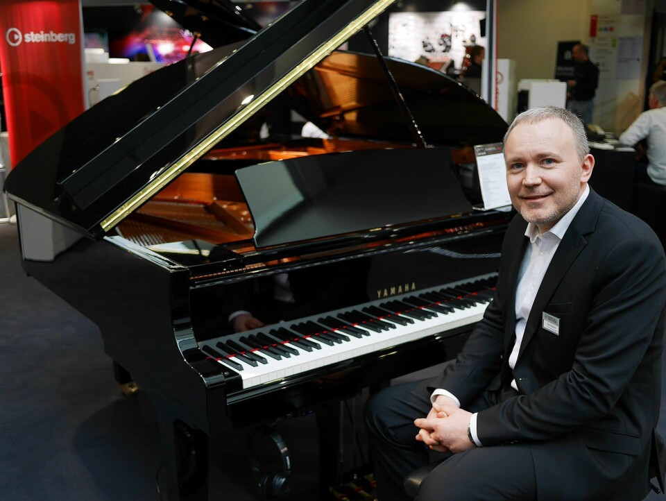 Erik Sæther, skandinavisk produktsjef for piano i Yamaha, med TransAcoustic-flygelet C3X. Pris: 390.000,- Foto: Stian Sønsteng.