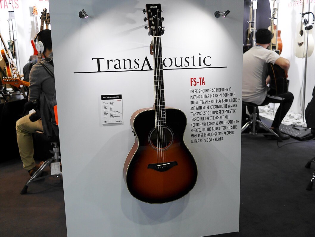 Yamaha FS-TA er en ny akustisk gitar med stålstrenger, der de to siste bokstavene står for TransAcoustic, og prisen er 7.500 kroner. Foto: Stian Sønsteng. Yamaha FS-TA er en ny akustisk gitar med stålstrenger, der de to siste bokstavene står for TransAcoustic, og prisen er 7.500 kroner. Foto: Stian Sønsteng.
