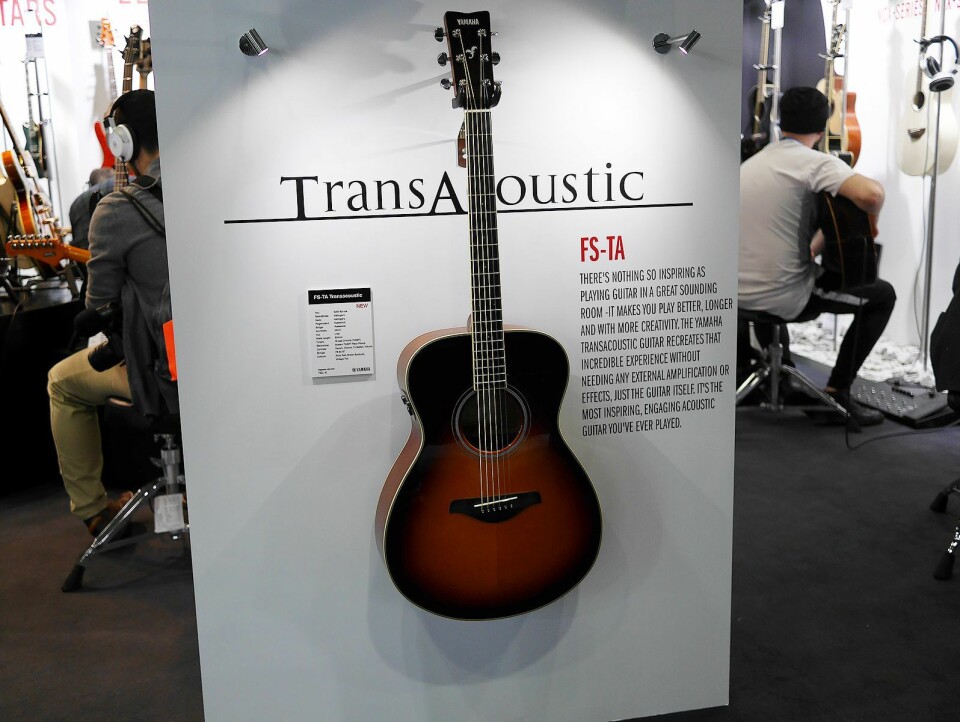 Yamaha FS-TA er en ny akustisk gitar med stålstrenger, der de to siste bokstavene står for TransAcoustic, og prisen er 7.500 kroner. Foto: Stian Sønsteng.