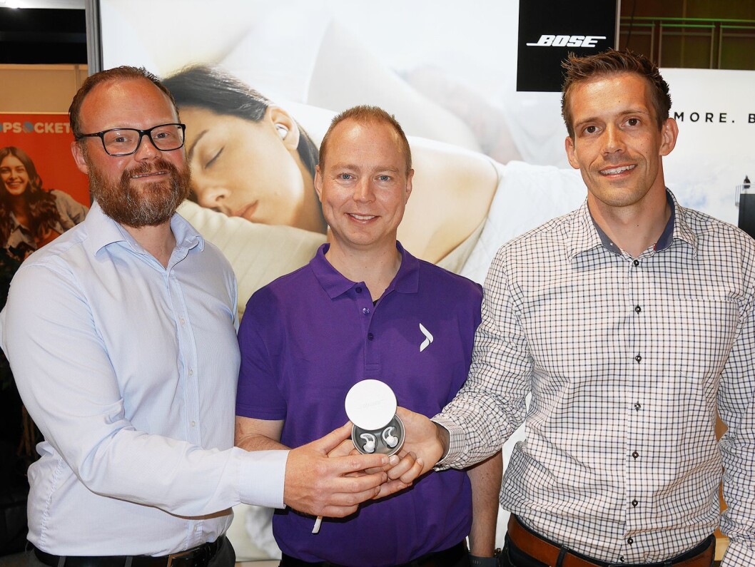 Salgsdirektør Torfinn Halvorsrud i Elkjøp flankert av Lars Magnus Lillebekk (t. v.) og Richard Bjerkøe i Bose, med Bose noise-masking sleepbuds. Foto: Stian Sønsteng Salgsdirektør Torfinn Halvorsrud i Elkjøp flankert av Lars Magnus Lillebekk (t. v.) og Richard Bjerkøe i Bose, med Bose noise-masking sleepbuds. Foto: Stian Sønsteng