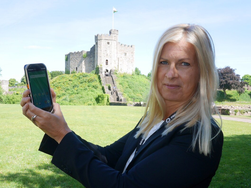 Ulrika Sturk, nordisk marketingsjef i Panasonic Computer Products Solutions Europa, viste Toughbook FZ-T1 under et pressearrangement på slottet i Cardiff, eller Castell Caerdydd som det heter på walisisk. Foto: Stian Sønsteng. Ulrika Sturk, nordisk marketingsjef i Panasonic Computer Products Solutions Europa, viste Toughbook FZ-T1 under et pressearrangement på slottet i Cardiff, eller Castell Caerdydd som det heter på walisisk. Foto: Stian Sønsteng.