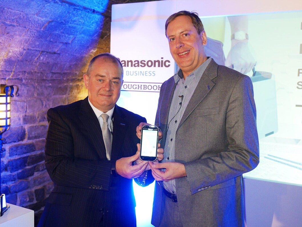 Kevin Jones (t. v.) og Jan Kämpfer i Panasonic Computer Products Solutions Europa med Toughbook FZ-T1. Foto: Stian Sønsteng. Kevin Jones (t. v.) og Jan Kämpfer i Panasonic Computer Products Solutions Europa med Toughbook FZ-T1. Foto: Stian Sønsteng.