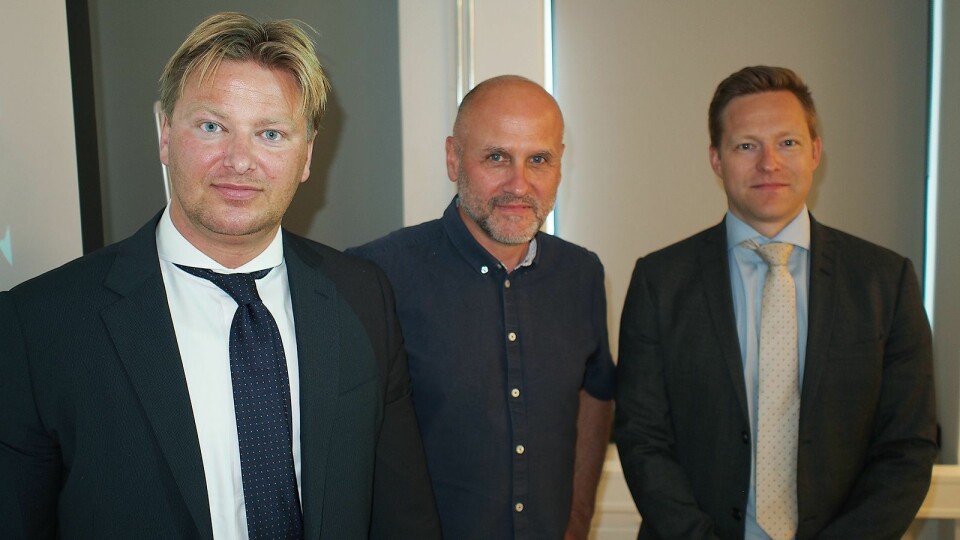 Advokatene Ole-Andre Oftebro (til venstre) og Kyrre Kielland (til høyre) fra Advokatfirma Ræder omslutter fagdirektør Gunstein Instefjord fra Forbrukerrådet. Foto: Jan Røsholm