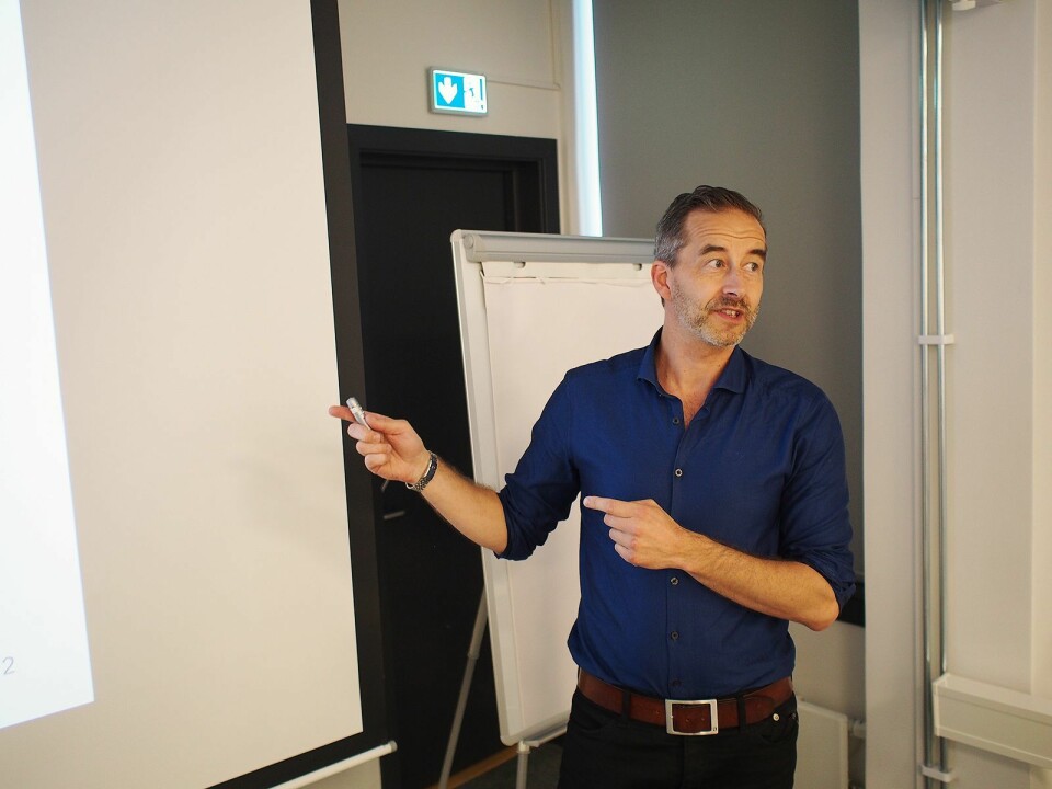 Thomas Nortvedt forklarer saksgangen i EU, fra et forslag foreligger til et ferdig direktiv. Foto: Jan Røsholm.