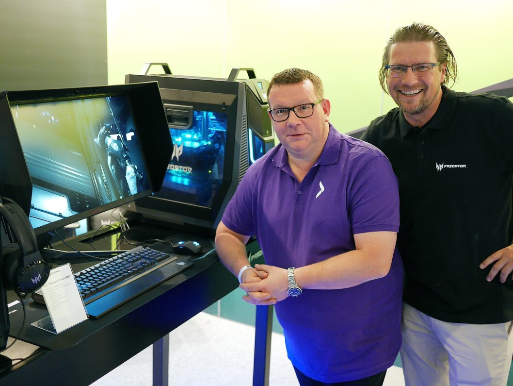 Jason Stubbs (t. v.) i Elkjøp Nordic og John Harald Haugseth i Acer med spillskjermen Acer Predator X27 (25.000,-) og spilldatamaskinen Predator Orion 9000 (45.000,-). Foto: Stian Sønsteng Jason Stubbs (t. v.) i Elkjøp Nordic og John Harald Haugseth i Acer med spillskjermen Acer Predator X27 (25.000,-) og spilldatamaskinen Predator Orion 9000 (45.000,-). Foto: Stian Sønsteng