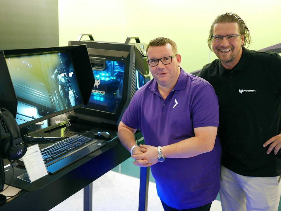 Jason Stubbs (t. v.) i Elkjøp Nordic og John Harald Haugseth i Acer med spillskjermen Acer Predator X27 (25.000,-) og spilldatamaskinen Predator Orion 9000 (45.000,-). Foto: Stian Sønsteng