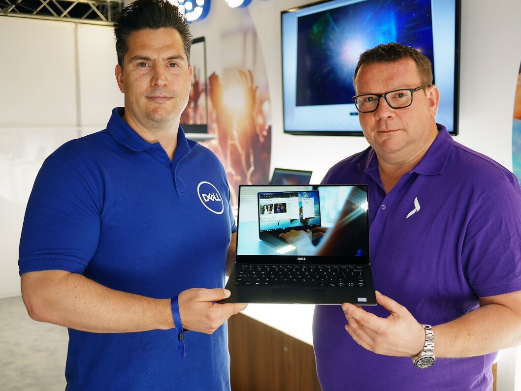 Jason Stubbs (t. v.) i Elkjøp Nordic og James Jones i Dell med XPS 13, til 14.000 kroner. Foto: Stian Sønsteng. Jason Stubbs (t. v.) i Elkjøp Nordic og James Jones i Dell med XPS 13, til 14.000 kroner. Foto: Stian Sønsteng.