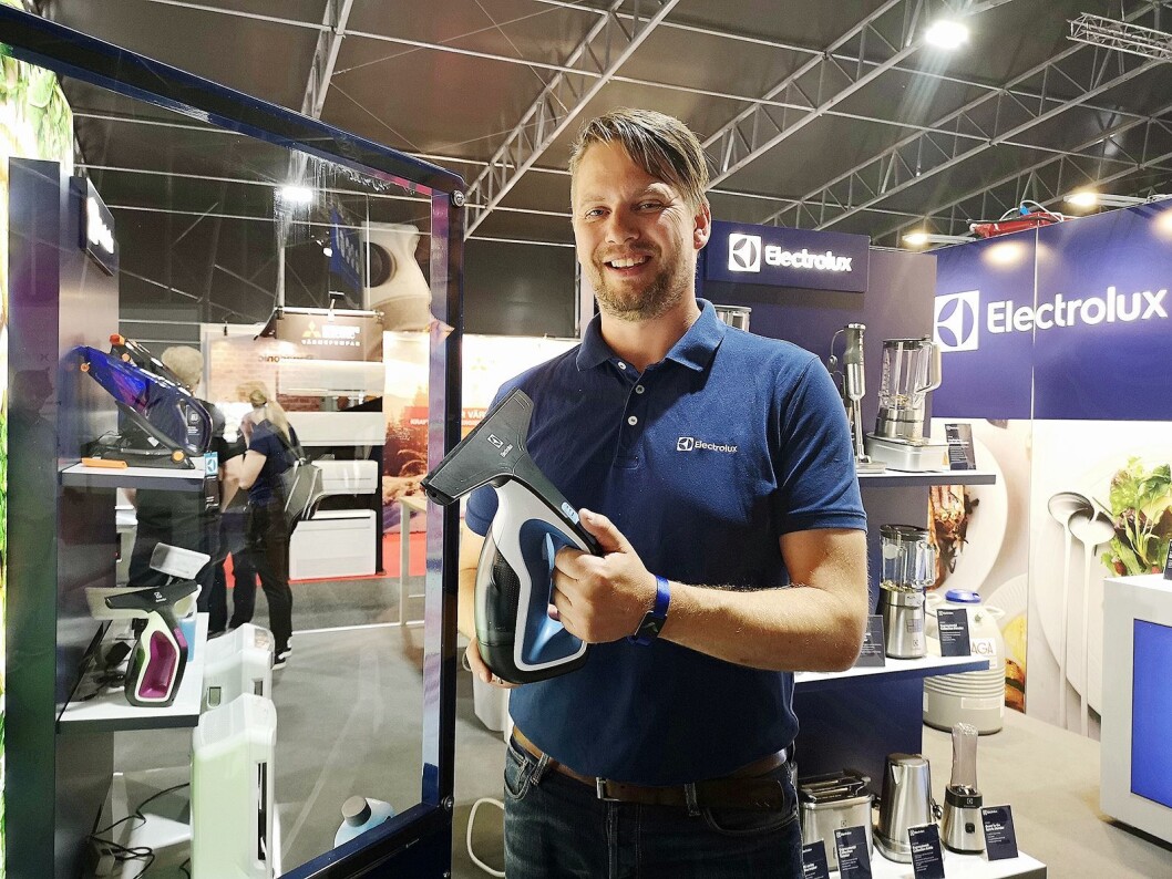 Nøkkelkundeansvarlig for Elkjøp i Electrolux, Geir Inge Ringen, viser fram selskapets nye vindusvasker. Foto: Marte Ottemo Nøkkelkundeansvarlig for Elkjøp i Electrolux, Geir Inge Ringen, viser fram selskapets nye vindusvasker. Foto: Marte Ottemo