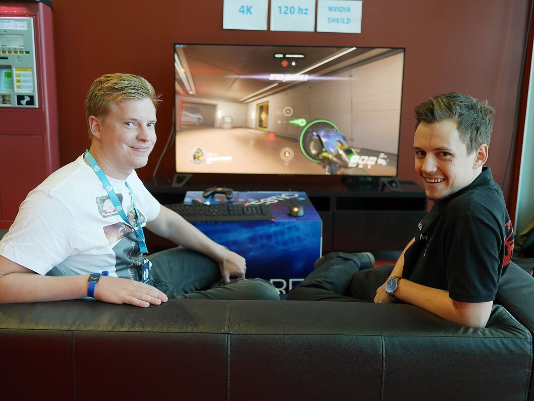 Fredrik Hemmingsen (t. v.) og Steffen Pettersen hos HP hadde flytt inn en Omen X 55 fra Houston, for å vise den på Campus. Dette er en Big Format Gaming Display (BFGD) på 65 tommer, som trolig kommer i handelen i oktober-november til rundt 35.000 kroner. Foto: Stian Sønsteng. Fredrik Hemmingsen (t. v.) og Steffen Pettersen hos HP hadde flytt inn en Omen X 55 fra Houston, for å vise den på Campus. Dette er en Big Format Gaming Display (BFGD) på 65 tommer, som trolig kommer i handelen i oktober-november til rundt 35.000 kroner. Foto: Stian Sønsteng.