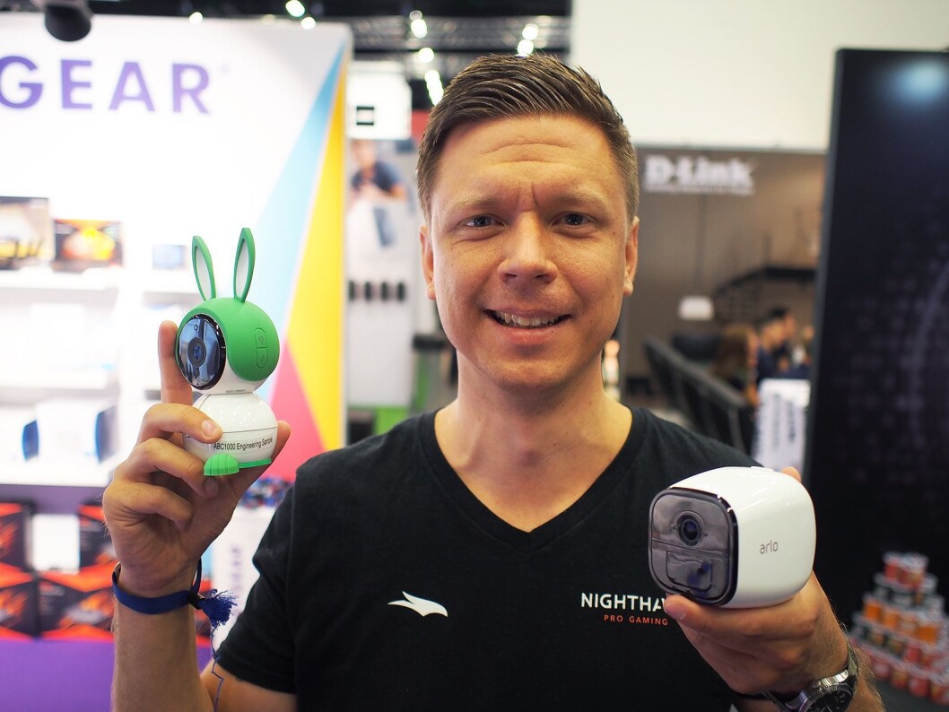 Rickard Eriksson i Netgear viser frem Arlo Og, samt en annen modell som kan brukes til overvåkning av barnerom. Foto: Jan Røsholm Rickard Eriksson i Netgear viser frem Arlo Og, samt en annen modell som kan brukes til overvåkning av barnerom. Foto: Jan Røsholm