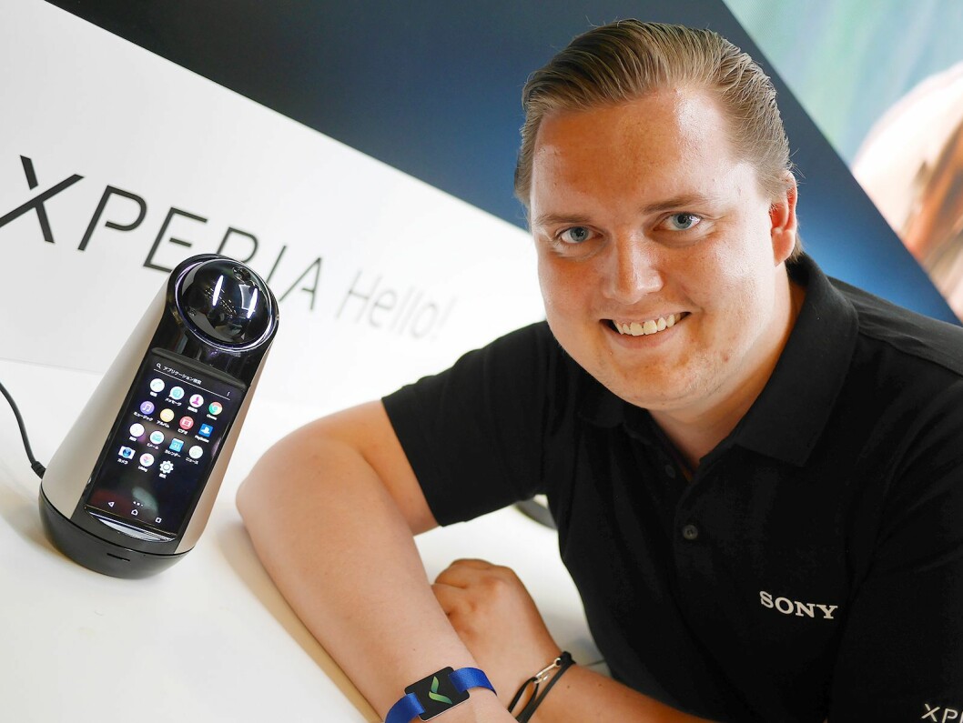 Anders Fjell i Sony Mobile viste frem en Xperia Hello, som foreløpig kun er i salg i Japan. Foto: Stian Sønsteng.