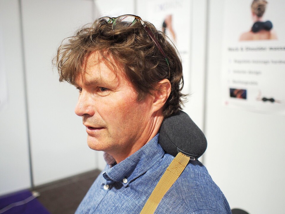 Vidar Jakobsen i Expain demonstrerer nakkeputen på Elkjøp Campus. Pris: 1.000,- Foto: Jan Røsholm