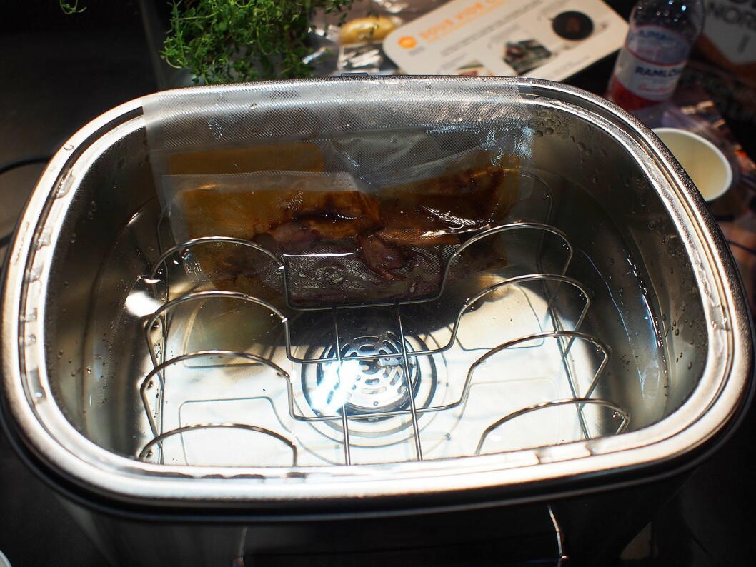 I bunnen av kokekaret sitter en magnetisk drevet visp som får vannet til å sirkulere i hele karet. Da blir det jevn temperatur. Foto: Jan Røsholm.