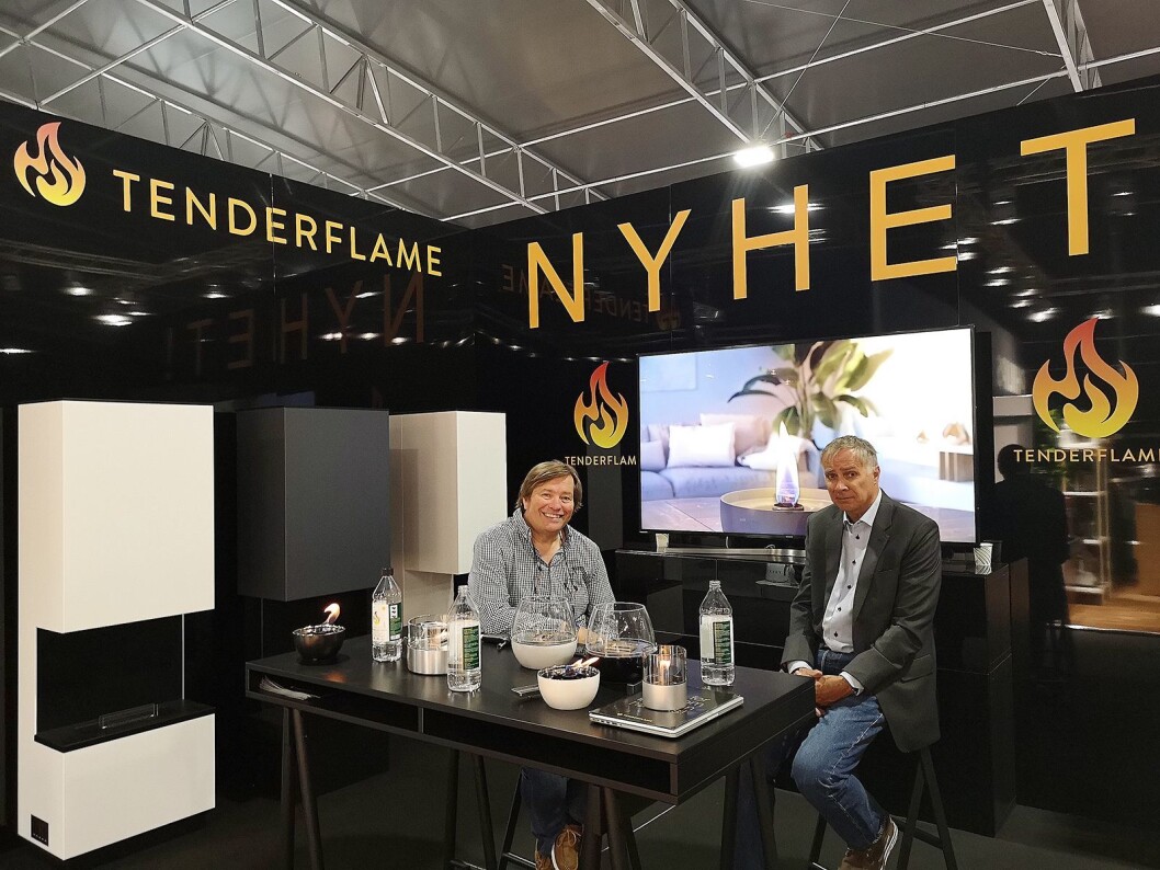 Eier og daglig leder i Tenderflame, Ola Bergner, og partneren skal selge fyr og flammer til det norske folket via Elkjøp fra høsten av. Foto: Marte Ottemo Eier og daglig leder i Tenderflame, Ola Bergner, og partneren skal selge fyr og flammer til det norske folket via Elkjøp fra høsten av. Foto: Marte Ottemo