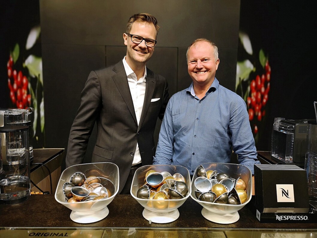 Trond Ween og Frode Ellefsen, salgsansvarlige i Nespresso, foran de betraktelig større Vertuo-kapslene. Foto: Marte Ottemo Trond Ween og Frode Ellefsen, salgsansvarlige i Nespresso, foran de betraktelig større Vertuo-kapslene. Foto: Marte Ottemo