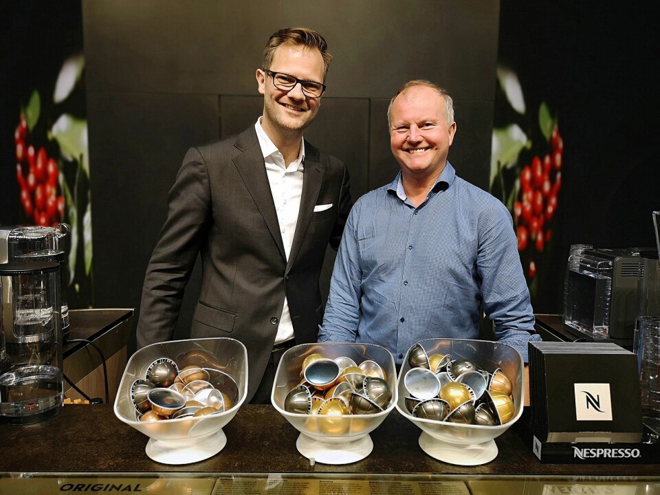 Trond Ween og Frode Ellefsen, salgsansvarlige i Nespresso, foran de betraktelig større Vertuo-kapslene. Foto: Marte Ottemo