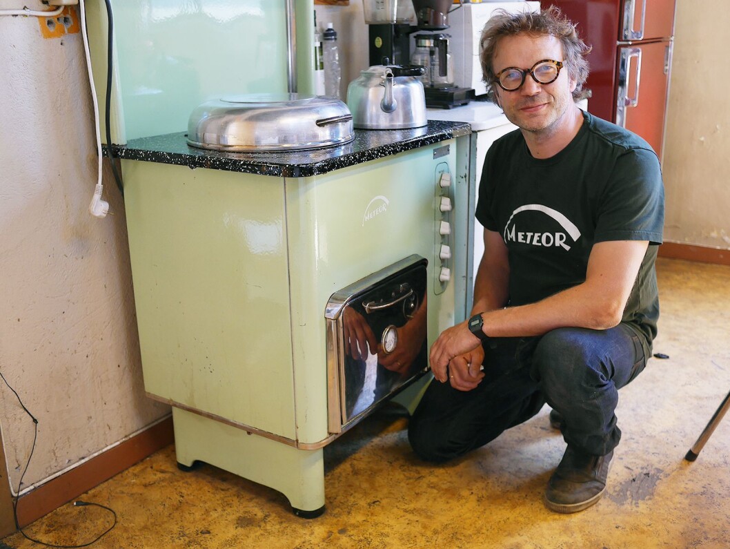 Komfyrer var de første produktene til Meteor, da selskapet ble etablert for 90 år siden. Denne er plassert på spiserommet hos Håvid Engmark og kollegene. Foto: Stian Sønsteng. Komfyrer var de første produktene til Meteor, da selskapet ble etablert for 90 år siden. Denne er plassert på spiserommet hos Håvid Engmark og kollegene. Foto: Stian Sønsteng.