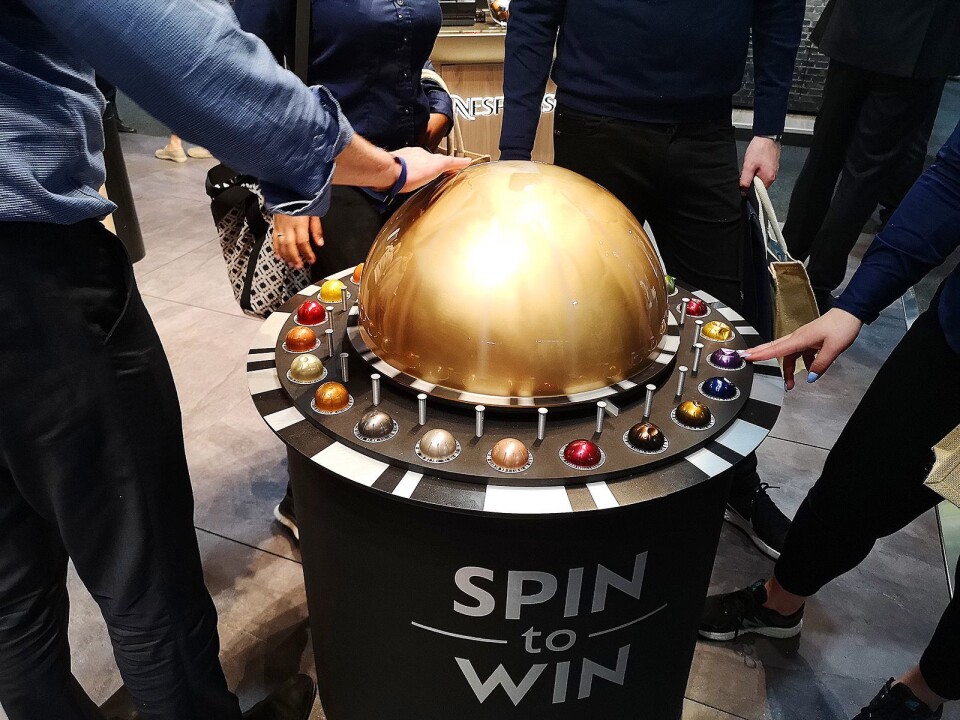 Med spill og moro lokket Nespresso til seg Elkjøp-ansatte på sin stand. Foto: Marte Ottemo.