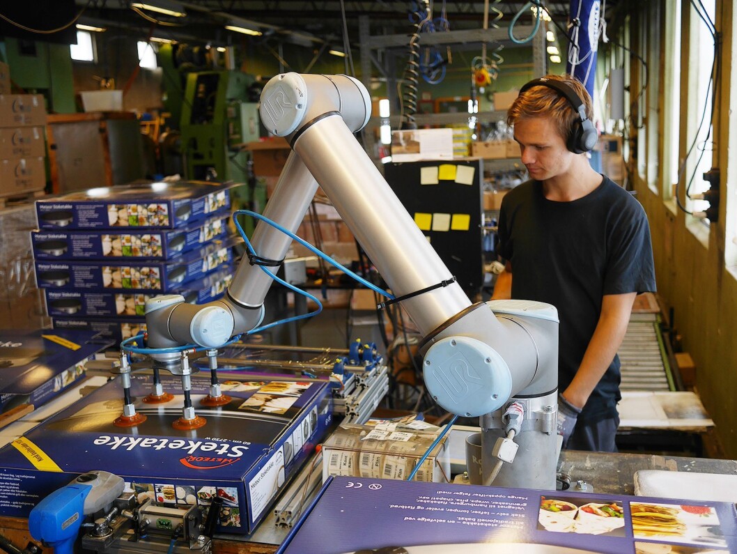Håkon Kvernmoen med en kooperativ robot, som vasker og pakker de ferdige takkene. Foto: Stian Sønsteng. Håkon Kvernmoen med en kooperativ robot, som vasker og pakker de ferdige takkene. Foto: Stian Sønsteng.