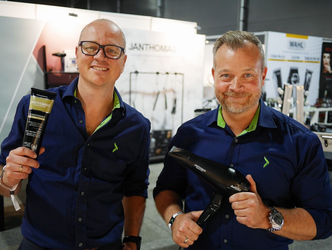 Espen Nordheim (t. h.) er innkjøpsdirektør, mens Tommy Myhre er kategoridirektør. De forteller at Jan Thomas Studio er blitt et viktig merke innen småelektriske produkter i Elkjøp Nordic. Foto: Stian Sønsteng Espen Nordheim (t. h.) er innkjøpsdirektør, mens Tommy Myhre er kategoridirektør. De forteller at Jan Thomas Studio er blitt et viktig merke innen småelektriske produkter i Elkjøp Nordic. Foto: Stian Sønsteng