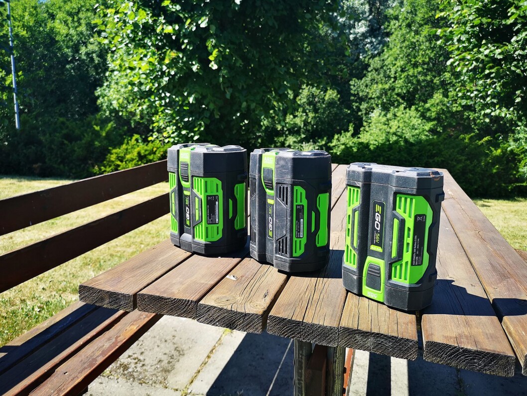 Batteripakkene er kraftige, kan byttes mellom de enkelte produktene og har tre års garanti. Foto: Marte Ottemo. Batteripakkene er kraftige, kan byttes mellom de enkelte produktene og har tre års garanti. Foto: Marte Ottemo.