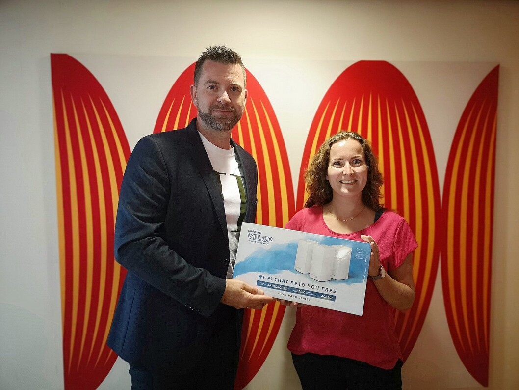 Nordisk nøkkelkundeansvarlig i Linksys, Endre Nordli og Linda van Allen, PR-ansvarlig for Belkin i EMEA viser fram selskapets nye mesh-system. Foto: Marte Ottemo Nordisk nøkkelkundeansvarlig i Linksys, Endre Nordli og Linda van Allen, PR-ansvarlig for Belkin i EMEA viser fram selskapets nye mesh-system. Foto: Marte Ottemo